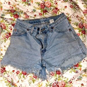 Levi High Waisted Cut off’s